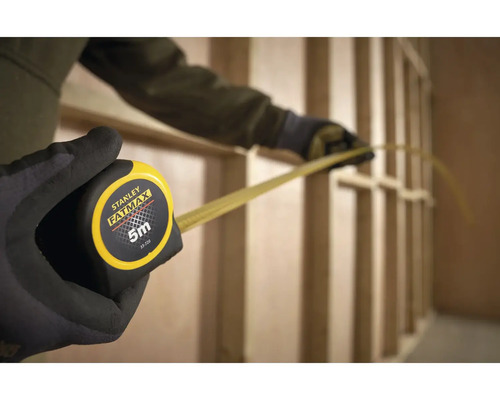Svinovací metr Stanley Fatmax o délce 5 metrů v ruce