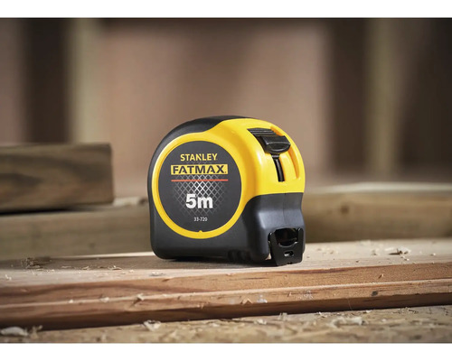 Svinovací metr Stanley Fatmax o délce 5 metrů na dřevěném trámu