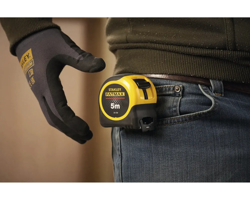 Svinovací metr Stanley Fatmax o délce pět metrů připevněný k pasu kalhot