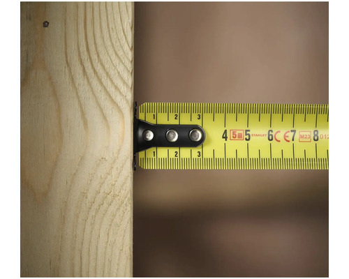 Žlutý svinovací metr měří kus dřeva