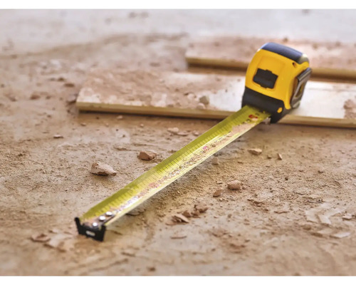 Žlutý svinovací metr na zemi