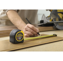 Svinovací metr Stanley Fatmax 5 metrů při obrábění dřeva