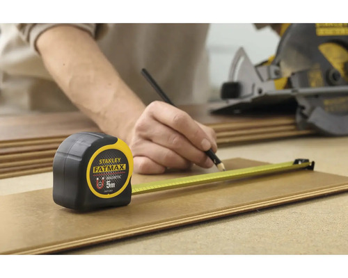 Svinovací metr Stanley Fatmax 5 metrů při obrábění dřeva