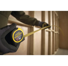 Svinovací metr Stanley Fatmax o délce 5 metrů při používání