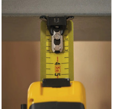 Žlutý svinovací metr s magnetickou sponou pro upevnění na kovové povrchy