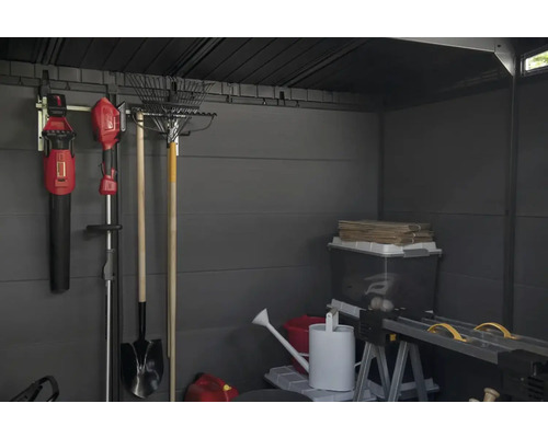 Vnitřek zahradního domku s zahradním nářadím, úložnými boxy a ponkem