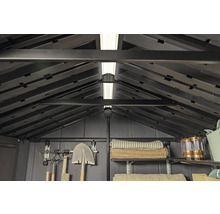 Vnitřní pohled na zahradní domek s policemi, nářadím a osvětlením