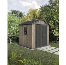 Dřevěný zahradní domek s dvoukřídlými dveřmi a oknem na zahradě