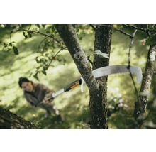 Žena řeže větev větvovou pilou