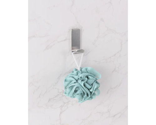 Koupelová houba visí na háku.