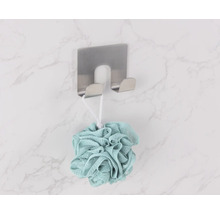 Sprchová houba visí na nerezovém nástěnném háku