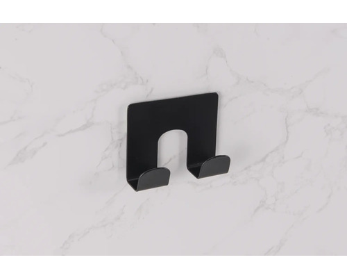 Černý držák na ručníky pro montáž na stěnu