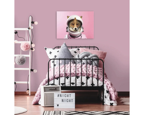 Zdobený dětský pokoj s postelí, žebříkem a nástěnnou malbou lišky v kombinéze astronauta.