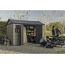 Zahradní bouda s otevřenými dveřmi, motocykl a dvě osoby