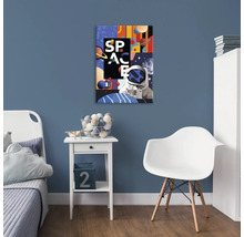 Dekorativní vesmírný motiv na modré stěně v dětském pokoji s postelí, stolem a židlí