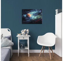 Dekorativní nástěnný obraz s motivem vesmíru v dětském pokoji