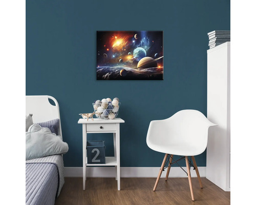 Dekorativní nástěnná malba s motivem vesmíru v dětském pokoji.
