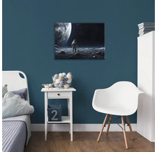 Dekorativní nástěnná malba s motivem astronauta v moderně zařízeném dětském pokoji.