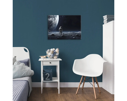 Dekorativní nástěnná malba s motivem astronauta v moderně zařízeném dětském pokoji.