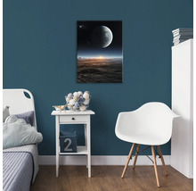 Dekorativní nástěnný obraz s motivem planety ve stylovém pokoji