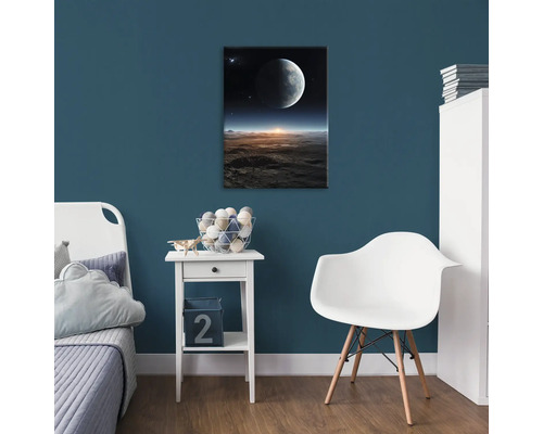 Dekorativní nástěnný obraz s motivem planety ve stylovém pokoji