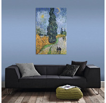 Obraz cypřiše a dvě osoby v obývacím pokoji