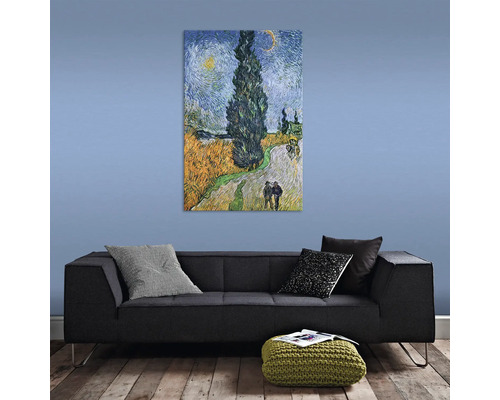 Obraz cypřiše a dvě osoby v obývacím pokoji