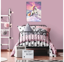 Dekorativní dětský pokoj s obrázkem jednorožce, postelí, žebříkem a světelným boxem