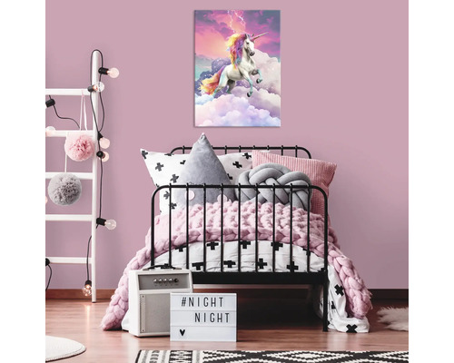 Dekorativní dětský pokoj s obrázkem jednorožce, postelí, žebříkem a světelným boxem