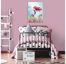 Dětský pokoj s plátnem mořské panny nad postelí.