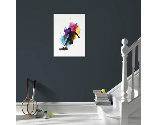 Malba s fotbalistou na barevném pozadí