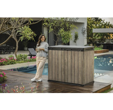 Zahradní úložný box se vzhledem dřeva vedle ženy na terase