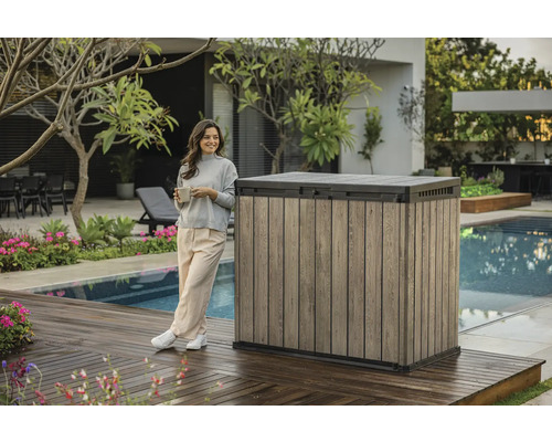 Zahradní úložný box se vzhledem dřeva vedle ženy na terase