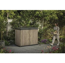 Zahradní skříň venku se ženou nesoucí rostliny