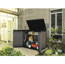 Otevřená skříň na nářadí se zahradním nářadím a sekačkou na trávu