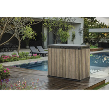 Zahradní scéna s úložným boxem vedle bazénu na dřevěné terase.