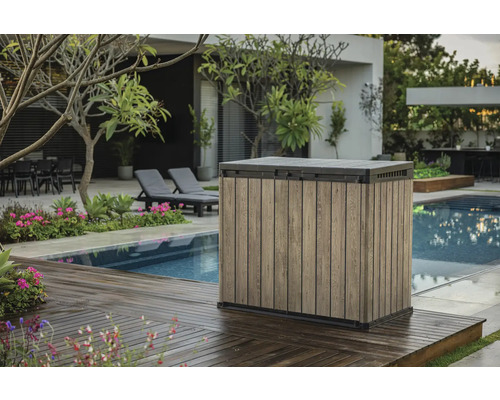 Zahradní scéna s úložným boxem vedle bazénu na dřevěné terase.