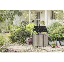 Venkovní zahrada s úložným boxem, navijákem na hadici, konví a rostlinami