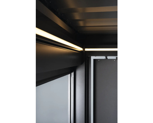 Detailní pohled na moderní místnost s integrovaným LED osvětlením