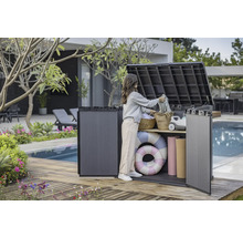 Snímek ženy používající venkovní úložný box na dřevěné terase u bazénu k ukládání věcí