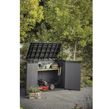 Otevřená zahradní kůlna se zahradním nářadím