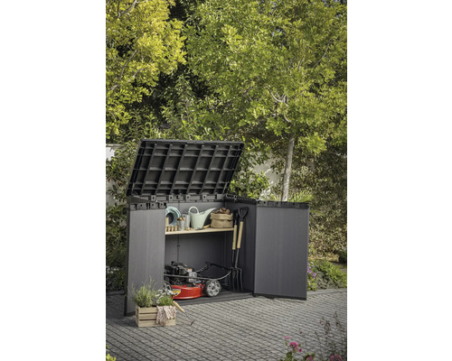 Otevřená zahradní kůlna se zahradním nářadím