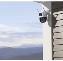 Bezpečnostní kamera s anténami namontovaná na zdi domu