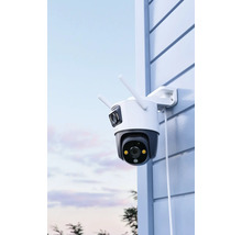 Venkovní bezpečnostní kamera se dvěma anténami namontovaná na stěně domu