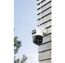 Venkovní bezpečnostní kamera na stěně domu v dešti