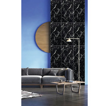 Obývací pokoj s pohovkou, stolem a obkladem stěn s mramorovým vzorem