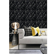 Obývací pokoj s pohovkou a stěnovými panely ve vzhledu mramoru