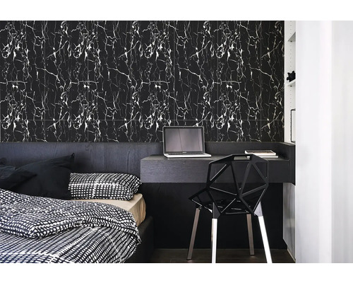 Ložnice s postelí, stolem a obkladem stěn s mramorovým designem