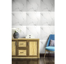 Nástěnná dekorace s obklady se vzhledem mramoru, dřevěná skříňka, židle a dekorace