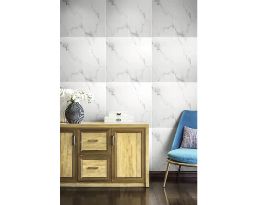 Nástěnná dekorace s obklady se vzhledem mramoru, dřevěná skříňka, židle a dekorace